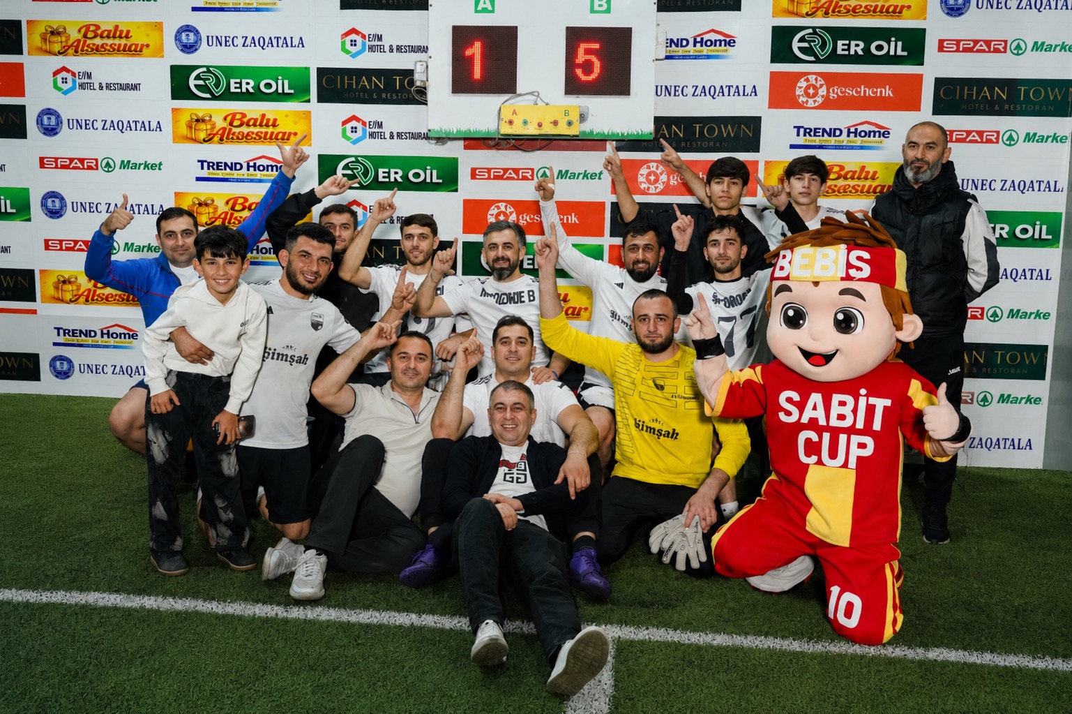 Sabit Memorial Cup team photo with Geschenk sponsor banner